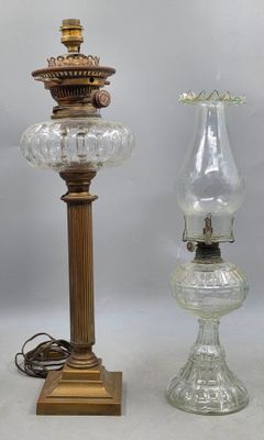 trois lampes en verre posées les unes à côté des autres sur une table