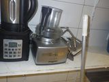 un mixeur, un mixeur et une brosse à dents posés sur une étagère