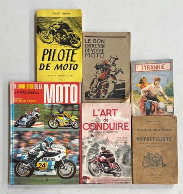 un grand nombre de livres posés sur une table