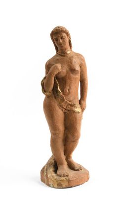 une image représentant une statue d'une femme avec une chaîne autour de la taille