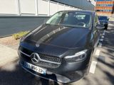 une Mercedes noire garée sur le bord de la route