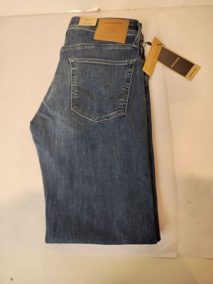 un jean avec une étiquette à l'arrière