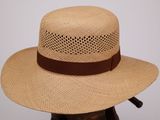 Le chapeau est en paille et est orné d'un ruban marron autour du bord.