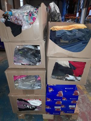 plusieurs cartons empilés les uns sur les autres dans un entrepôt