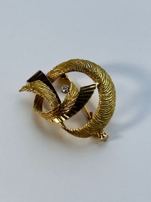 une broche en or ornée d'un oiseau
