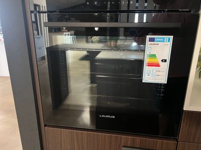 un four noir situé au milieu d'une cuisine