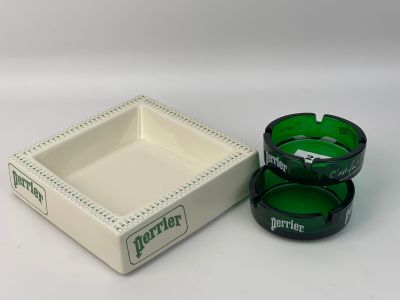 deux cendriers vides dans une boîte blanche et un cendrier vert