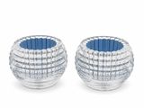 deux vases en verre transparent bordés de bleu sur fond blanc