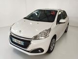 la petite voiture blanche est garée dans une pièce blanche