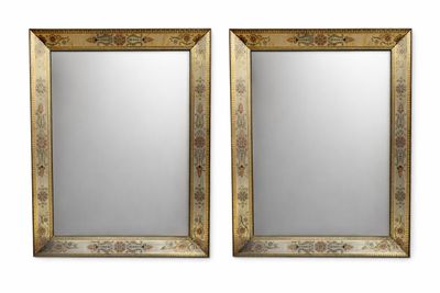 une paire de miroirs à cadre doré sur fond blanc