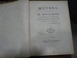 un livre ouvert sur une table, sur fond noir