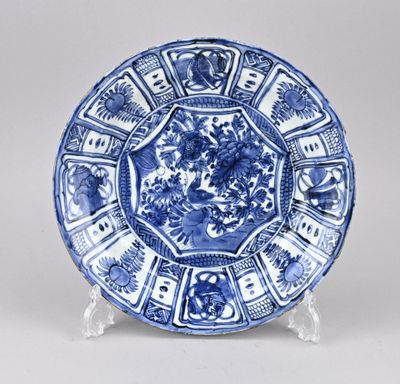 Assiette bleue et blanche ornée d'un motif de fleurs et d'oiseaux