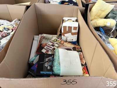 une boîte en carton remplie de livres et d'autres objets