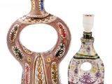 deux vases posés l'un à côté de l'autre sur une surface blanche