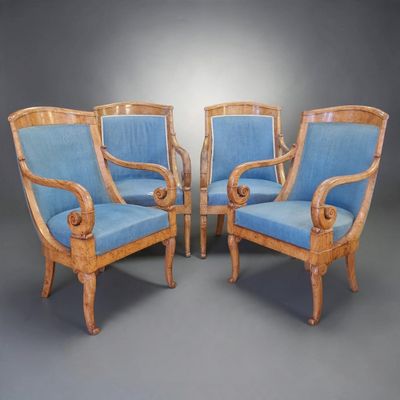 trois chaises avec des coussins rembourrés bleus et une structure en bois