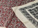 deux morceaux de tissu ornés d'un motif paisley, posés sur une table