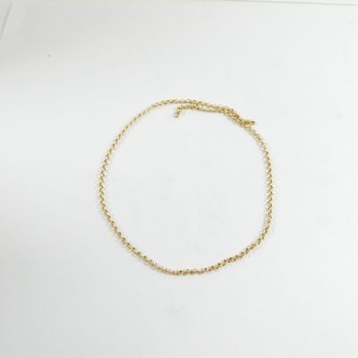 un bracelet en chaîne d'or orné d'une petite breloque en forme de cœur