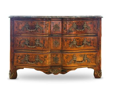 une image d'une commode avec un plateau en marbre