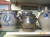 trois vases posés sur une étagère dans un magasin