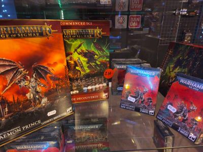 de nombreux jeux vidéo exposés dans une vitrine