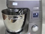un mixeur en argent surmonté d'un bol en argent