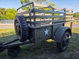 un vieux camion militaire avec un gros pneu à l'arrière