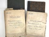 deux vieux livres posés l'un à côté de l'autre sur une table