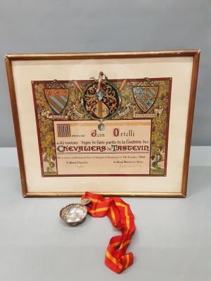 une photo encadrée représentant une médaille entourée d'un ruban
