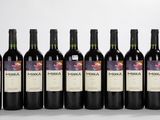 six bouteilles de vin alignées sur une table