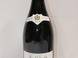 une bouteille de vin posée sur une table