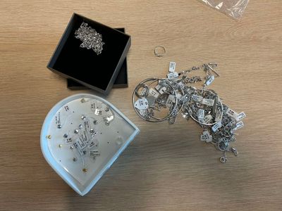 une boîte en forme de cœur sur laquelle sont disposés plusieurs bijoux
