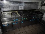 une cuisine équipée de nombreux appareils électroménagers en inox