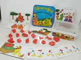 une boîte de jouets pour enfants et des cartes posées sur une table