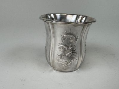 une coupe en argent sur laquelle est représentée une femme
