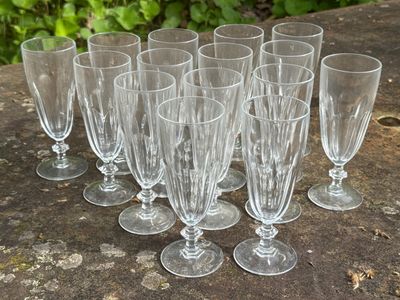 Service de verres dont une quinzaine de flutes