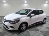 une voiture blanche est garée sur le sol à carreaux d'un garage