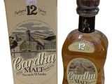 l'image d'une bouteille de whisky posée à côté d'une boîte