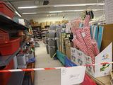 un ruban de signalisation rouge et blanc dans un magasin