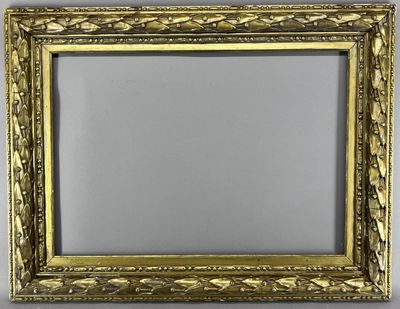 une image représentant un cadre doré orné d'un motif décoratif