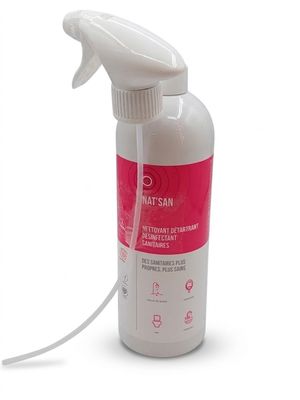 un vaporisateur blanc muni d'un tuyau