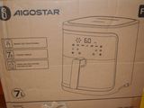 emballage d'une friteuse à air chaud posé sur une boîte en carton