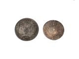 une image représentant deux vieilles pièces de monnaie sur lesquelles figure une couronne
