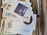 une boîte remplie de timbres et de cartes postales posée sur une table