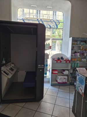 une grande porte ouverte dans un magasin, avec une étagère remplie d'articles