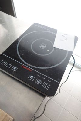 une cuisinière sur laquelle se trouve un brûleur noir