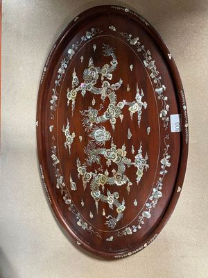 une photo d'une assiette en bois décorée de fleurs