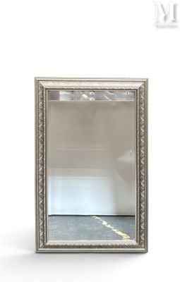 l'image d'un miroir sur fond blanc, avec une ligne jaune