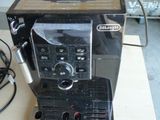 une machine à café posée sur une table