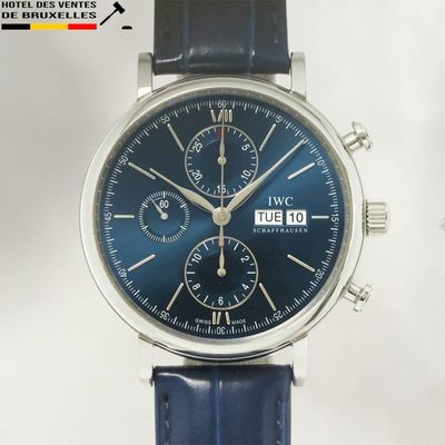 gros plan d'une montre-bracelet avec un cadran bleu