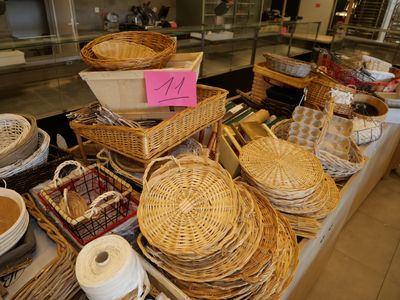 de nombreux paniers en osier sur le comptoir du magasin